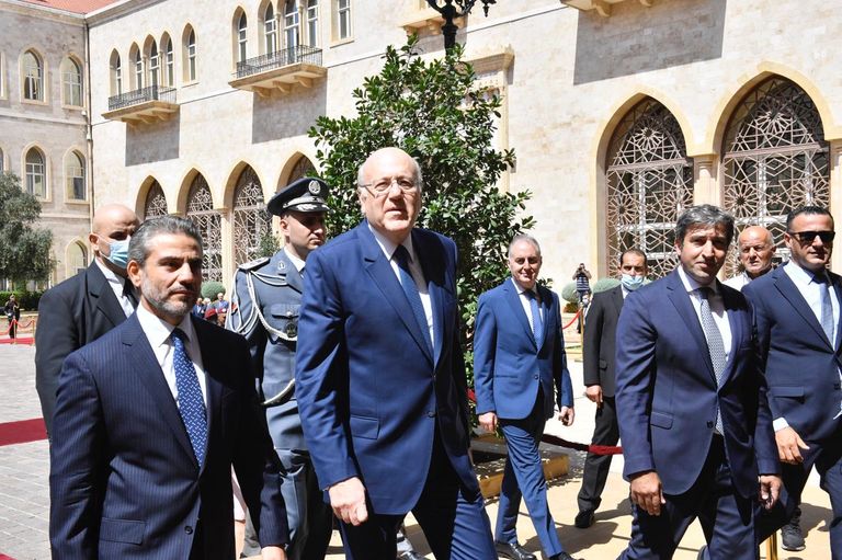 ميقاتي أثناء تسلمه مهامه في السراي الحكومي