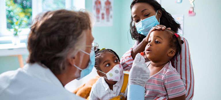 لا يحتاج الشخص للعزل إذا أصيب طفله بكورونا بشرط الحصول على اللقاح