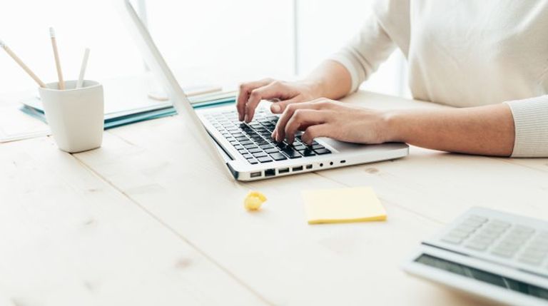 لا يحتاج الشخص للعزل إذا أصيب طفله بكورونا بشرط الحصول على اللقاح