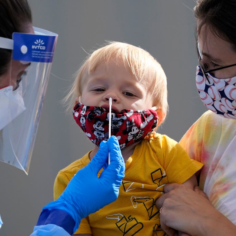 لا يحتاج الشخص للعزل إذا أصيب طفله بكورونا بشرط الحصول على اللقاح