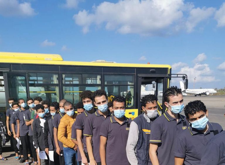 الشباب المصري أثناء عودتهم من ليبيا