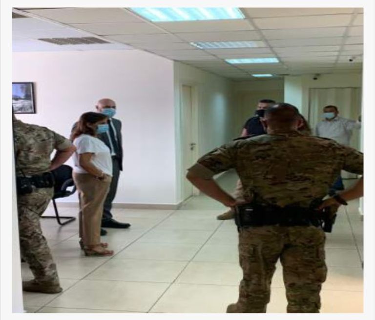 عكر أثناء دخولها لمقر وزارة الخارجية اللبنانية