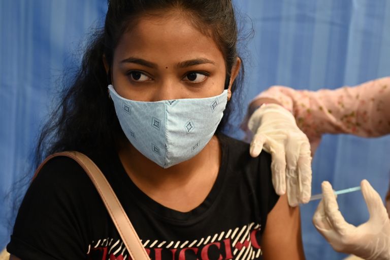 تطعيمات فيروس كورونا كورونا يتراجع بحذر في العديد من دول العالم