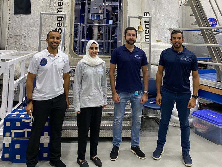 رائدا الفضاء الإماراتيان نورا المطروشي ومحمد الملا