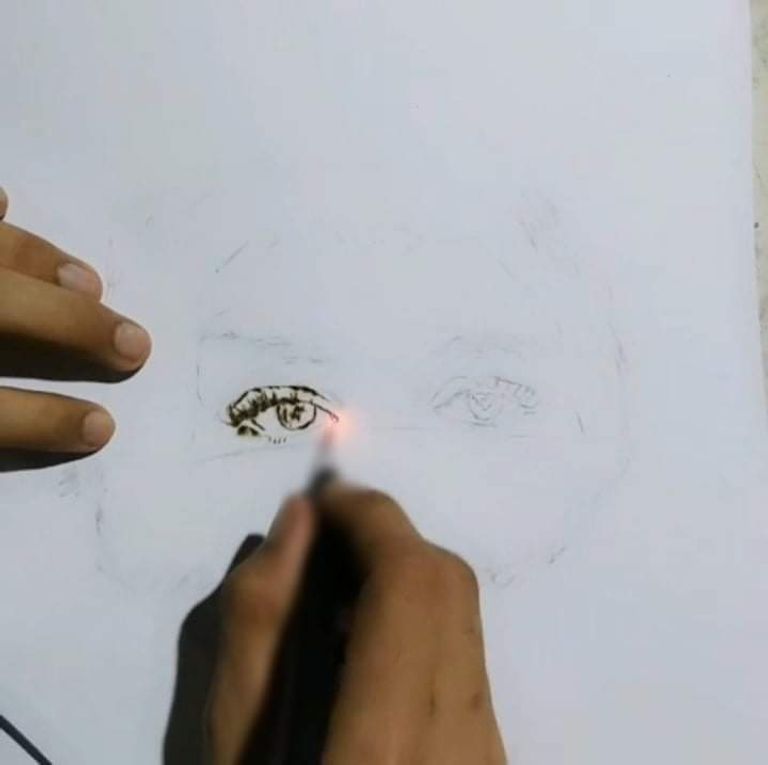 مصري يرسم بالنار في 6 ساعات 