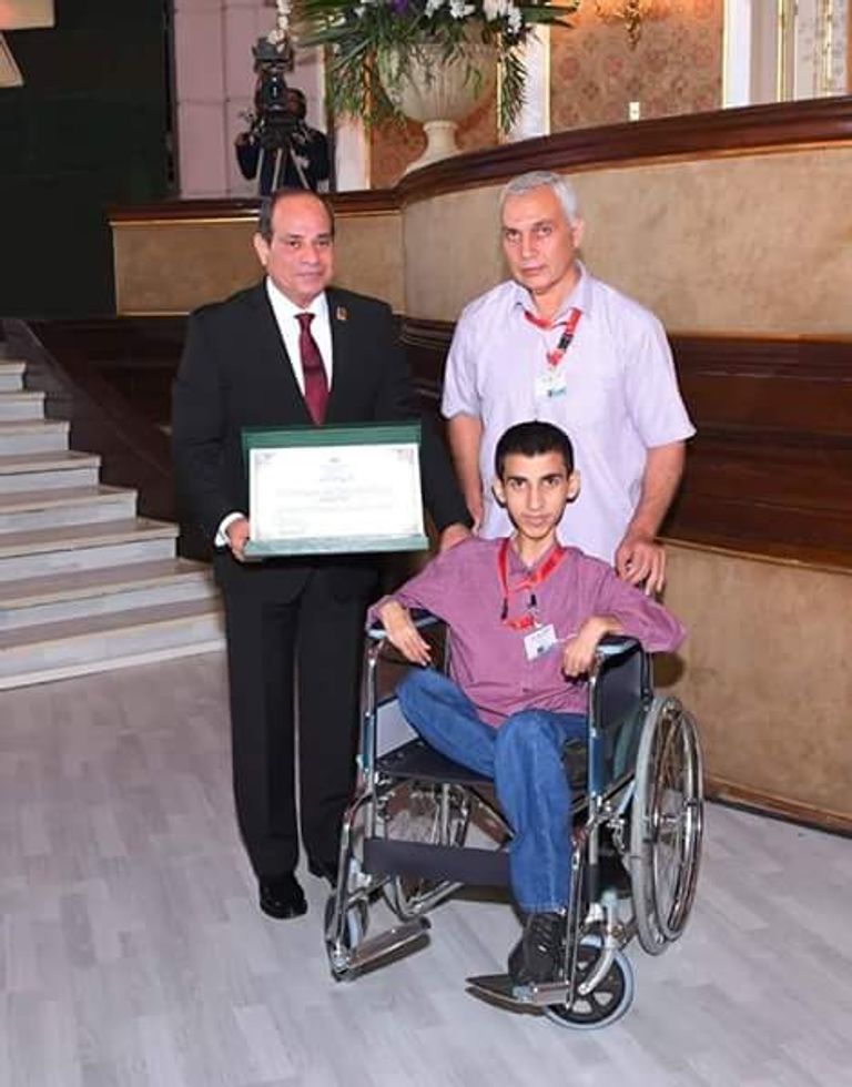 الرئيس المصري لحظة تكريم محمد خيري