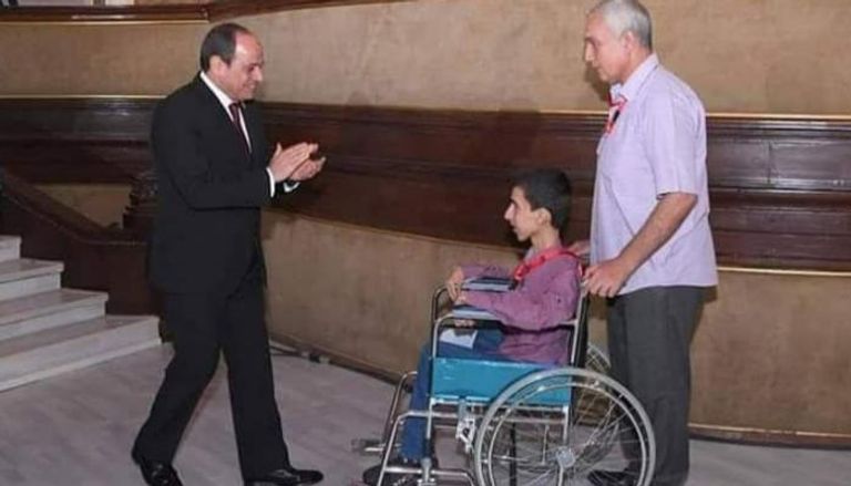 الرئيس المصري لحظة تكريم محمد خيري