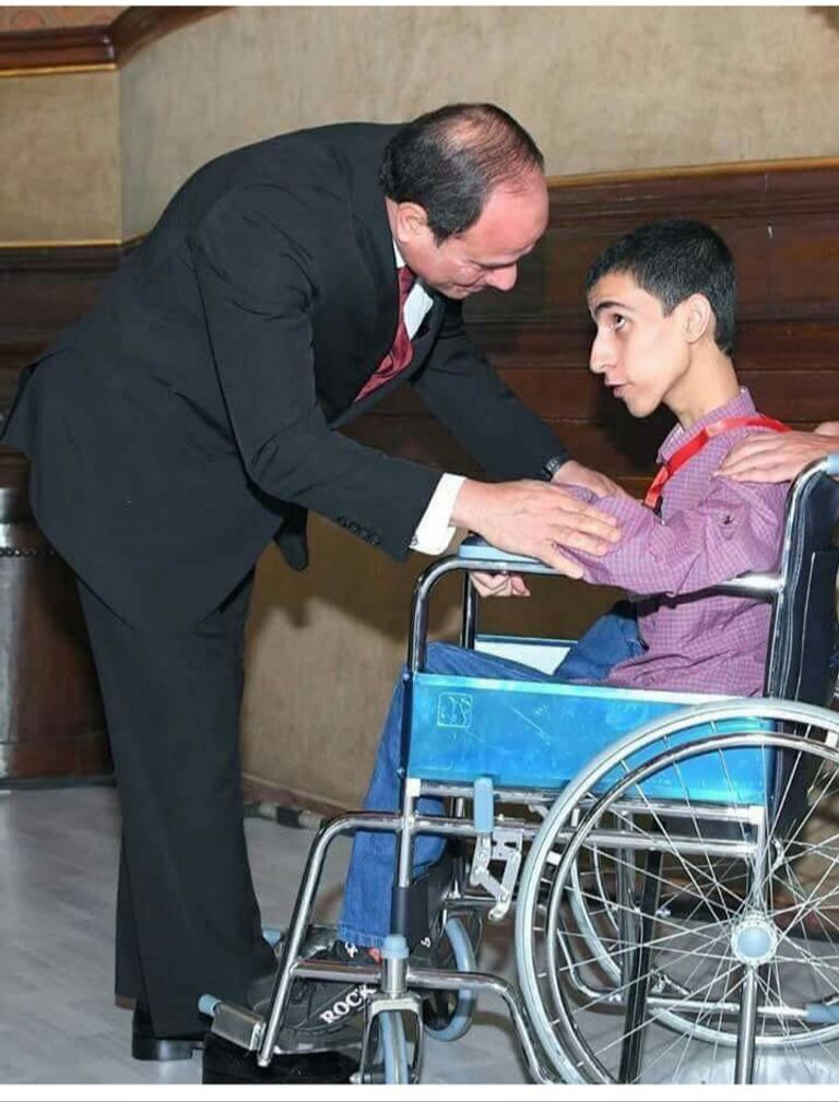 الرئيس المصري لحظة تكريم محمد خيري