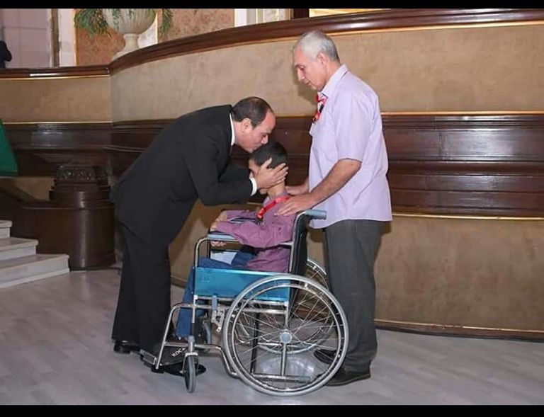 الرئيس المصري لحظة تكريم محمد خيري