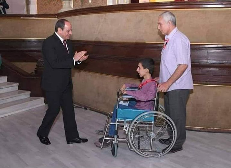 الرئيس المصري لحظة تكريم محمد خيري