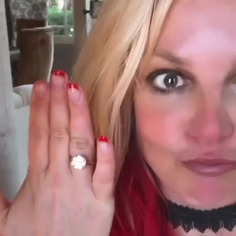 بريتني سبيرز مرتدية خاتم خطوبتها