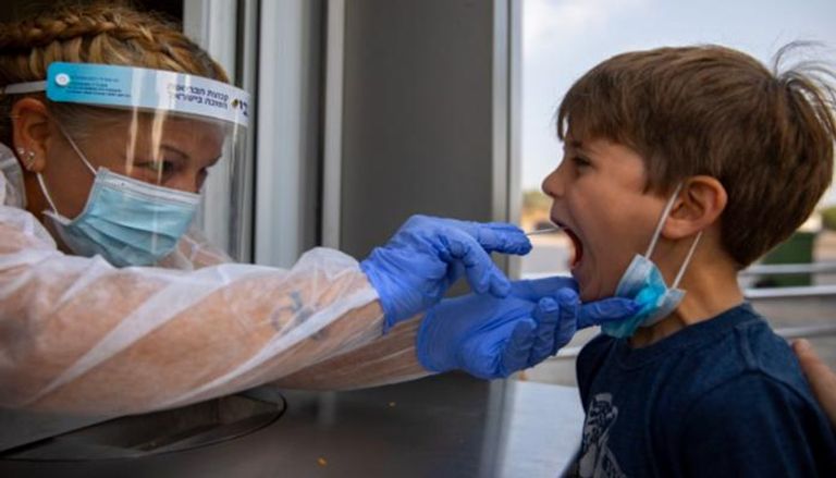 طفل يخضع لاختبار كورونا في إسرائيل