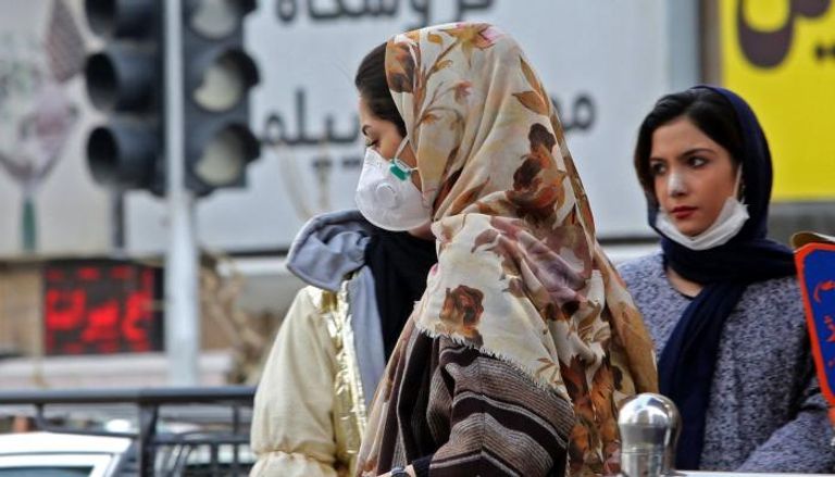 فتاة ترتدي كمامة للوقاية من فيروس كورونا في إيران