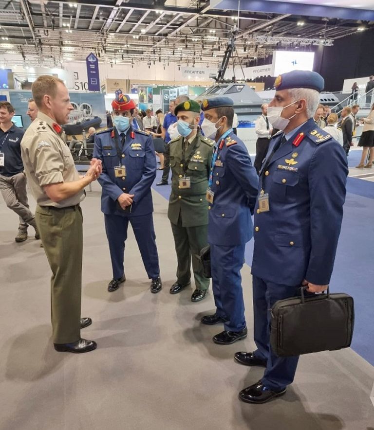 جانب من جولة وفد من وزارة الدفاع الإماراتية في معرض أنظمة الدفاع والمعدات الدولي