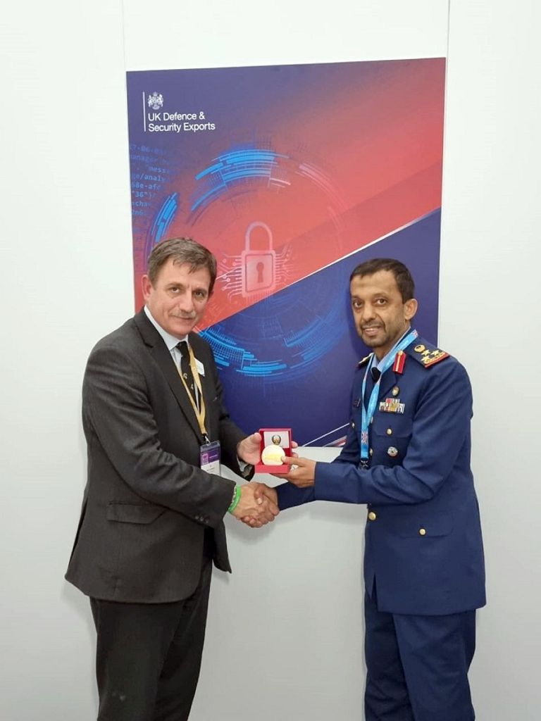 جانب من جولة وفد من وزارة الدفاع الإماراتية في معرض أنظمة الدفاع والمعدات الدولي