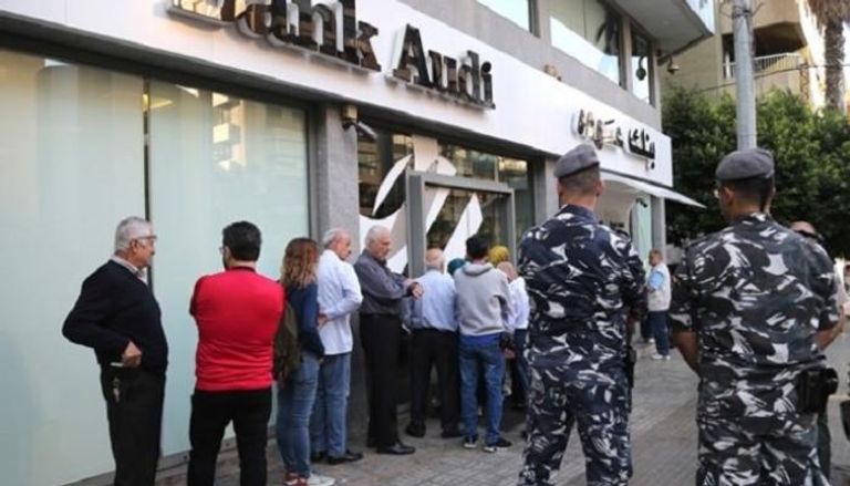 لبنانيون أمام بنك عودة في بيروت - أرشيف