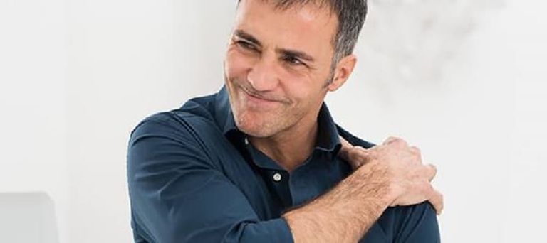 علاج الألم اللفافي العضلي المزمن شخص مصاب بالألم اللفافي العضلي المزمن- تعبيرية