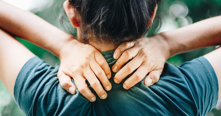 طرق الوقاية من الألم اللفافي العضلي المزمن شخص مصاب بالألم اللفافي العضلي المزمن- تعبيرية