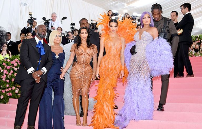 كورتني كارداشيان وشقيقتها كلوي كارداشيان