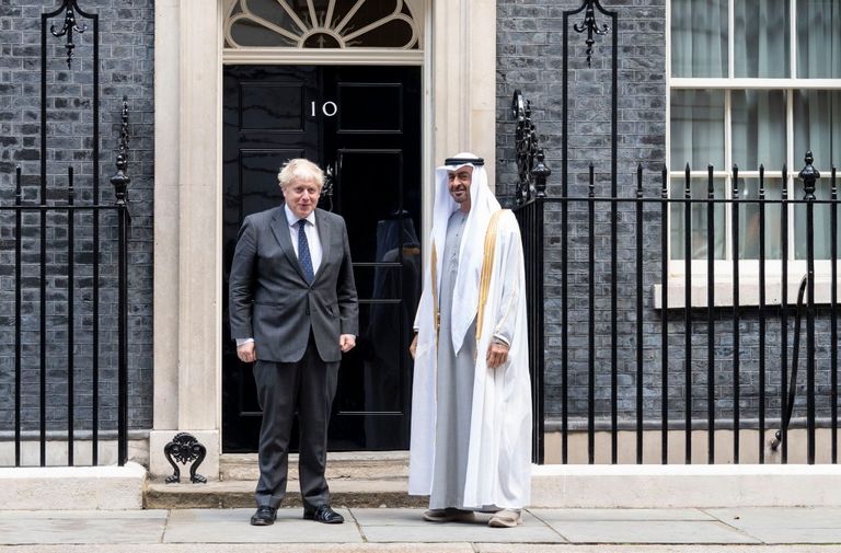 الشيخ محمد بن زايد آل نهيان وبوريس جونسون جانب من توقيع الاتفاق