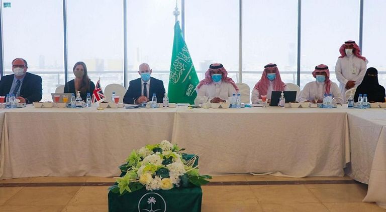 السفير الإماراتي لدى اليمن خلال مشاركته في اجتماع الرباعية