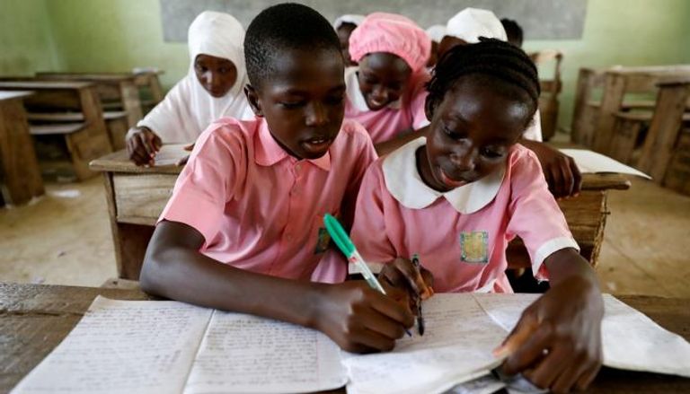 أطفال داخل فصل دراسي بإحدى مدارس نيجيريا