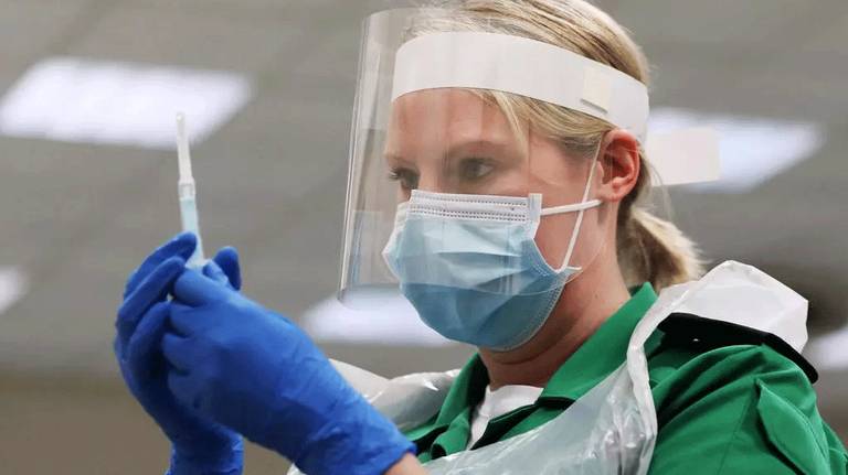 تطعيمات كورونا في بريطانيا أمريكيتان ترتديان الكمامة للوقاية من فيروس كورونا (كوفيد-19)