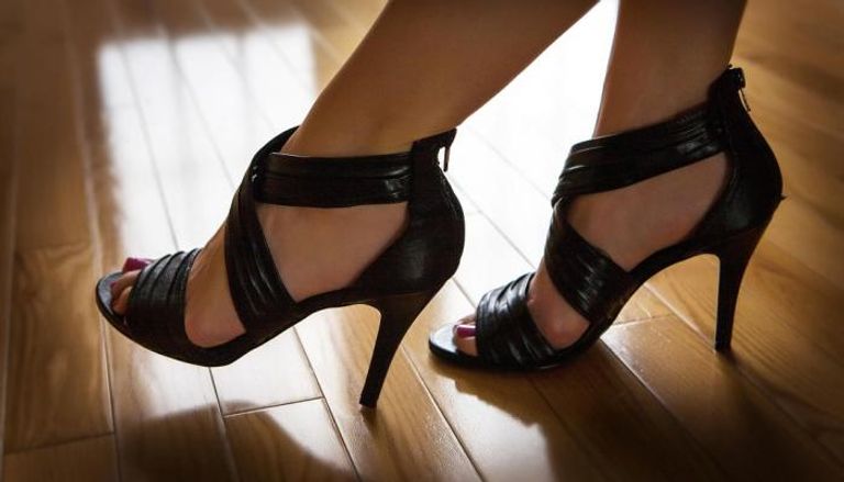 ارتداء الأحذية ذات الكعب العالي قد يؤدي للوفاة بعد الإصابة بفيروس كورونا