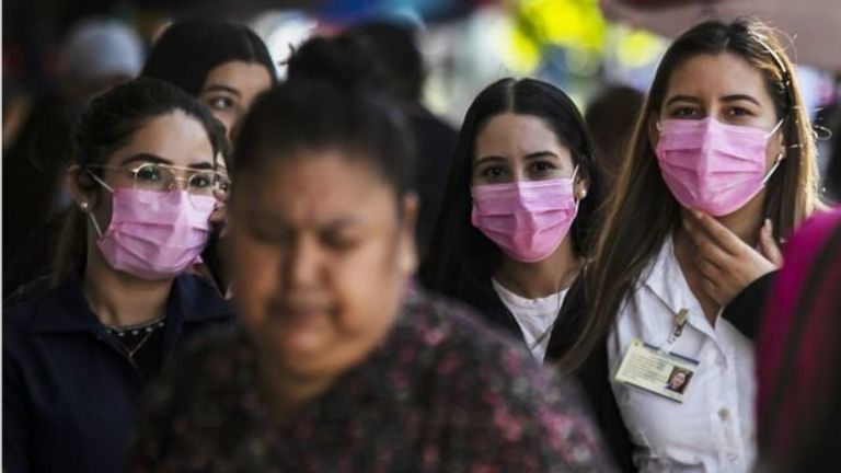 فتاة تتلقى لقاح كورونا (أرشيفية)