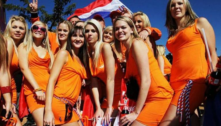 هولنديات يشجعن منتخب بلادهن في إحدى مباريات كرة القدم
