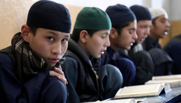 تلاميذ أفغان يقرأون القرآن خلال حصة دراسية