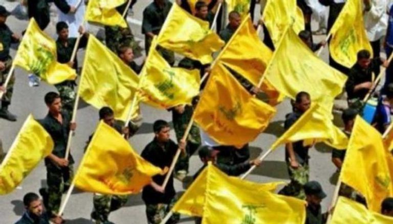 عناصر من حزب الله ترفع علم الحزب