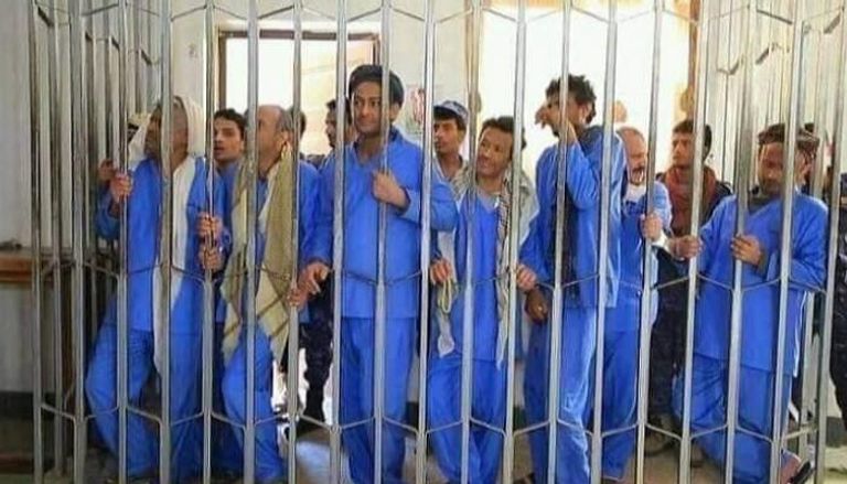 المتهمون باغتيال الصماد أمام إحدى المحاكم الحوثية