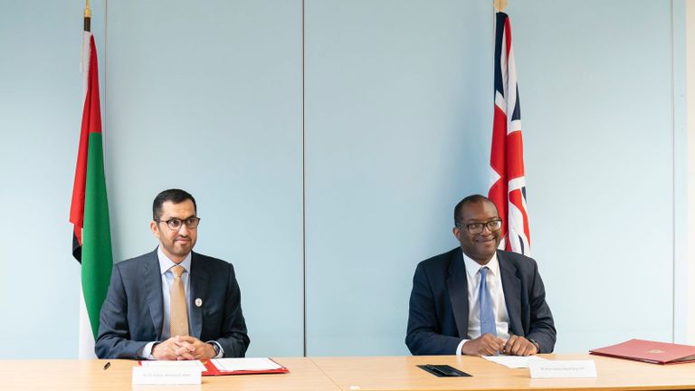 الدكتور سلطان الجابر وكواسي كوارتنج أثناء توقيع مذكرة التعاون شراكة جديدة لتطوير قطاعات الصناعة بين الإمارات وبريطانيا
