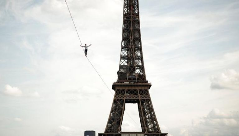 مغامر فرنسي يمشي 600 متر على حبل