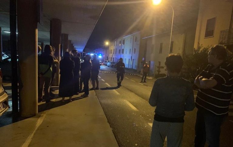 سيارة الإطفاء أمام العقارات الـ4