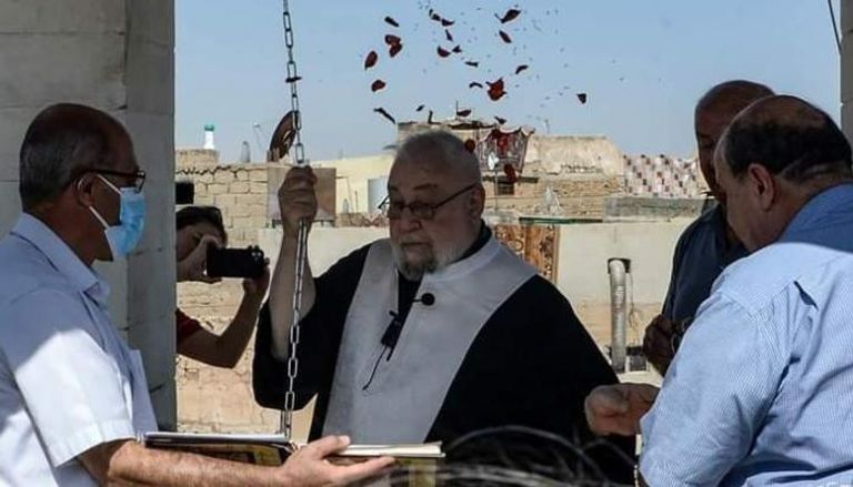 الأب بيوس عفاص يقرع جرس مار توما في الموصل