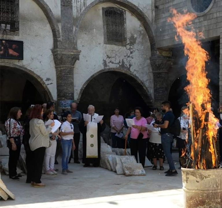 الأب بيوس عفاص يقرع جرس مار توما في الموصل