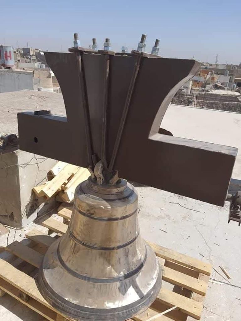 الأب بيوس عفاص يقرع جرس مار توما في الموصل