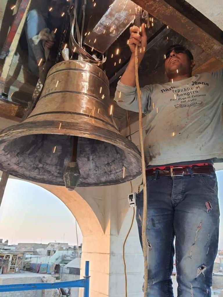 الأب بيوس عفاص يقرع جرس مار توما في الموصل