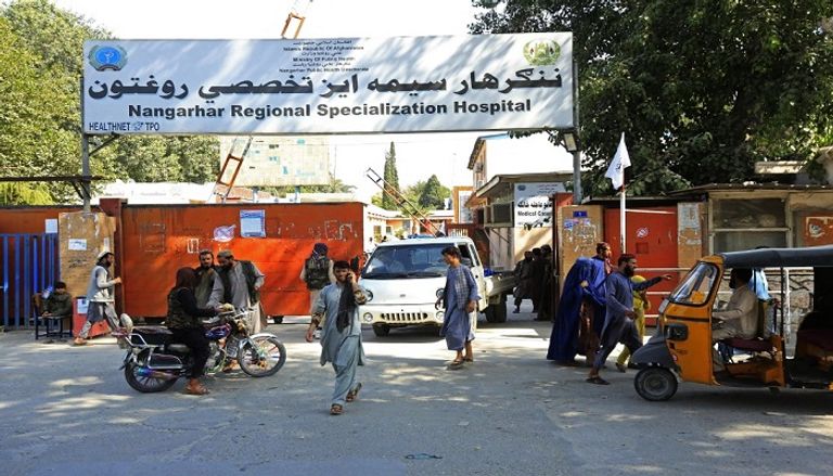 عناصر من طالبان قرب المستشفى الذي نقل أليه ضحايا انفجار جلال أباد-أ.ف.ب