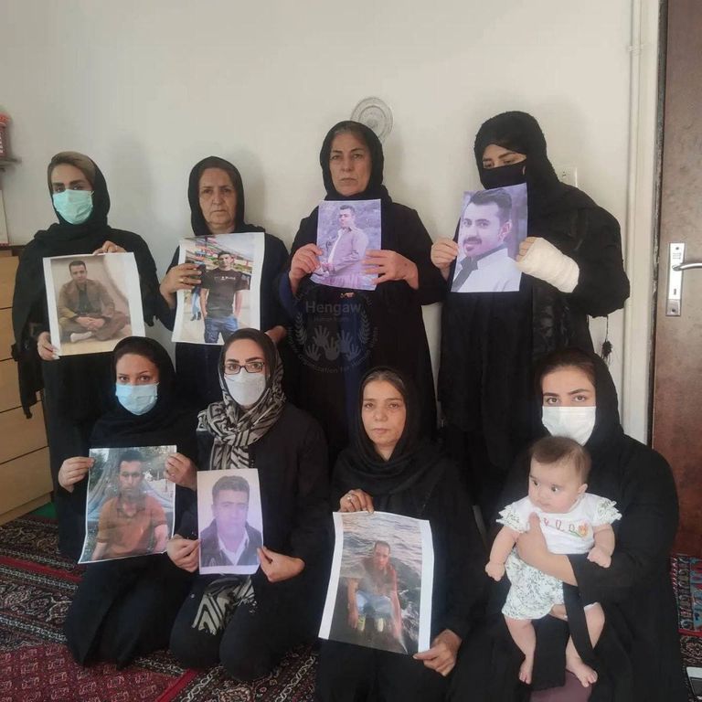 صورة مجمعة للأشخاص الـ9 المرحلين من تركيا 