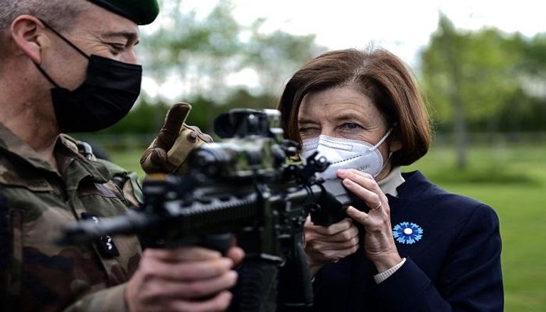 وزارة الجيوش الفرنسية تعاين قطعة سلاح