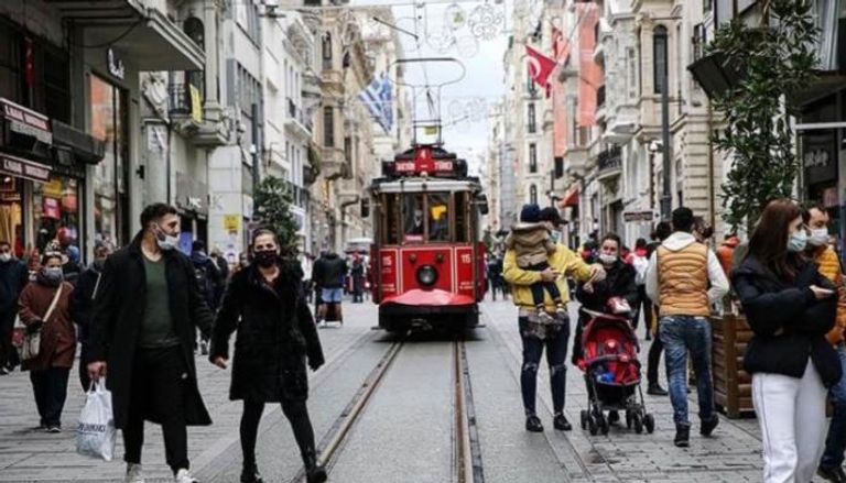أناس يرتدون الكمامة للوقاية من فيروس كورونا في شوارع تركيا