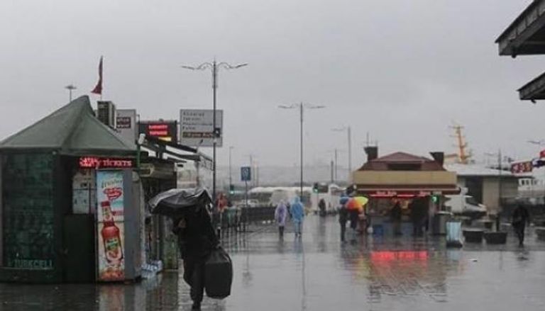 ارتباك حركة المرور بإسطنبول جراء العواصف