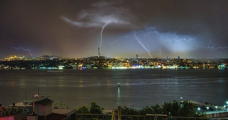 ارتباك حركة المرور بإسطنبول جراء العواصف