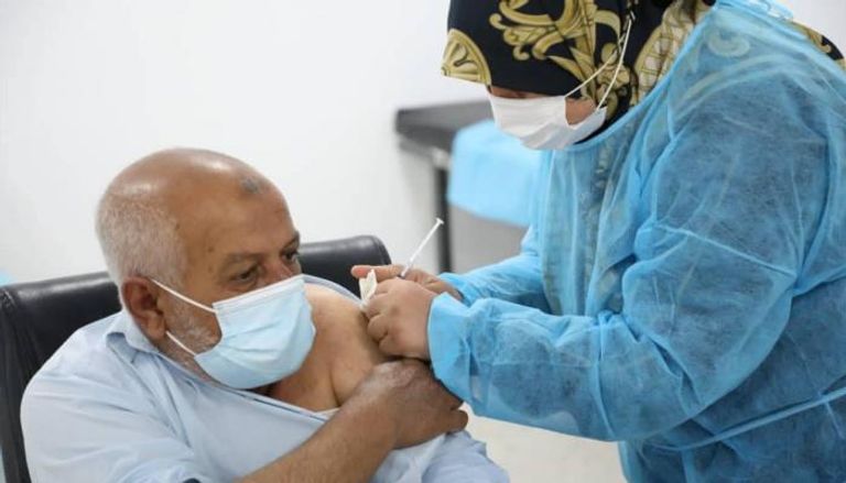 مواطن يتلقى جرعة لقاح كورونا بأحد المراكز الصحية في ليبيا - أرشيفية