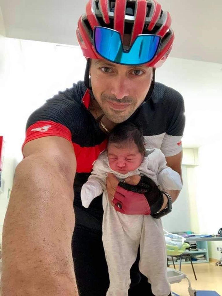 الطبيب اللبناني زكي سليمان يحمل الطفل بعد الولادة