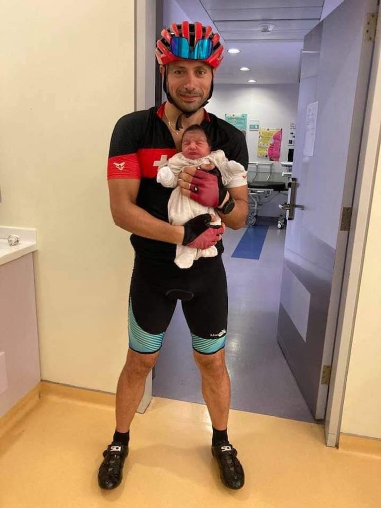 الطبيب اللبناني زكي سليمان يحمل الطفل بعد الولادة