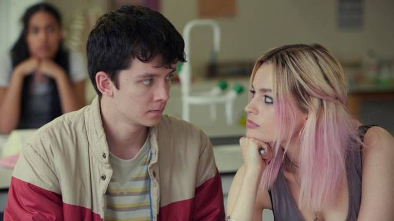 مشهد من مسلسل "التربية الجنسية" على نتفليكس